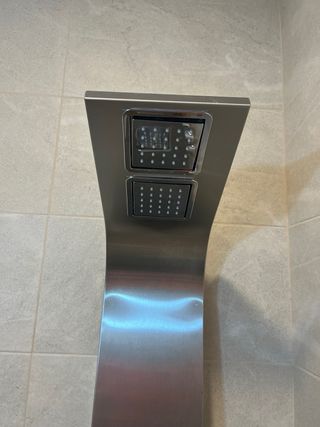 Dos Paneles de hidromasaje de acero inoxidable.