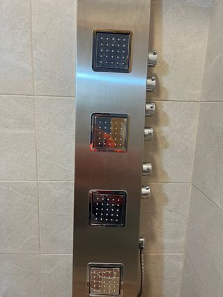 Dos Paneles de hidromasaje de acero inoxidable.