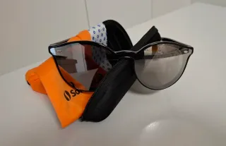 Gafas de sol espejo negras y plateadas