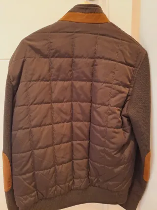 Cazadora acolchada marrón con mangas de punto