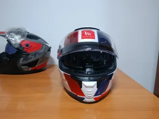Casco de moto MT blanco y azul
