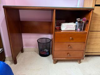 CONJUNTO DE ESCRITORIO, SILLA Y ESTANTERÍA MADERA