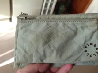 Cartera de mujer beige y gris.