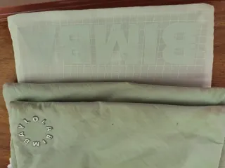 Cartera de mujer beige y gris.