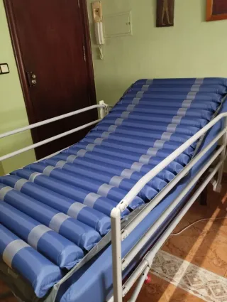 Cama hospitalaria articulada eléctrica.