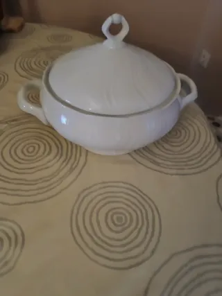 Sopera blanca con tapa