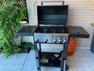 Barbacoa de gas negra con bombona naranja