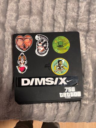 PS4 (PlayStation 4) Negra con Stickers