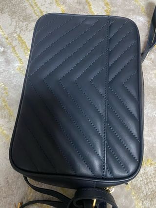 Bolso Saint Laurent azul con detalles dorados