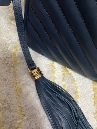 Bolso Saint Laurent azul con detalles dorados