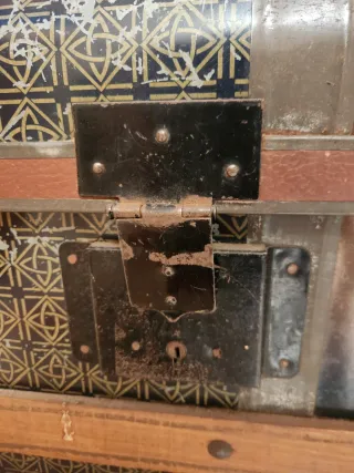 -Baúl antiguo madera y metal