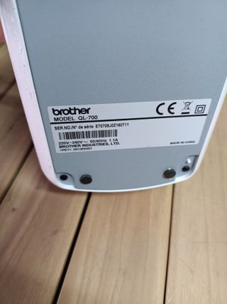 Brother QL700, Impresora de etiquetas profesional con tecnología térmica directa, con función "Conectar y Etiquetar"
