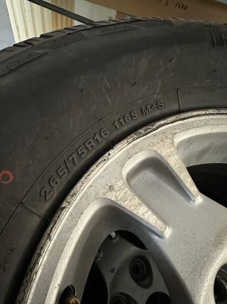 Llantas Mitsubishi Montero con gomas