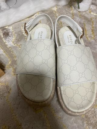 Sandalias Gucci Beige y Blancas
