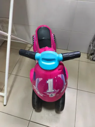 Moto correpasillos Injusa niña rosa
