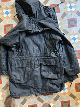 Chaqueta de hombre negra con capucha