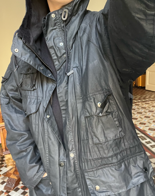 Chaqueta de hombre negra con capucha