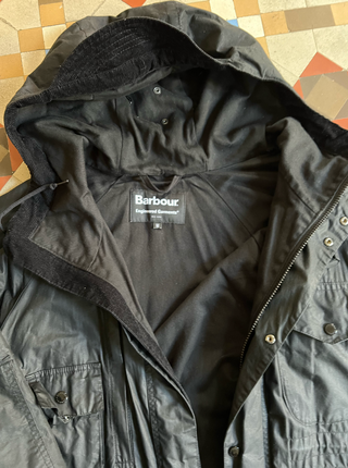 Chaqueta de hombre negra con capucha