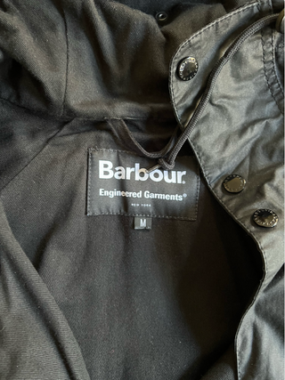 Chaqueta de hombre negra con capucha