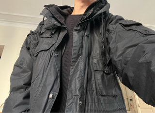 Chaqueta de hombre negra con capucha