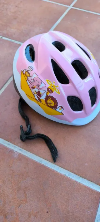 Casco infantil rosa con animales