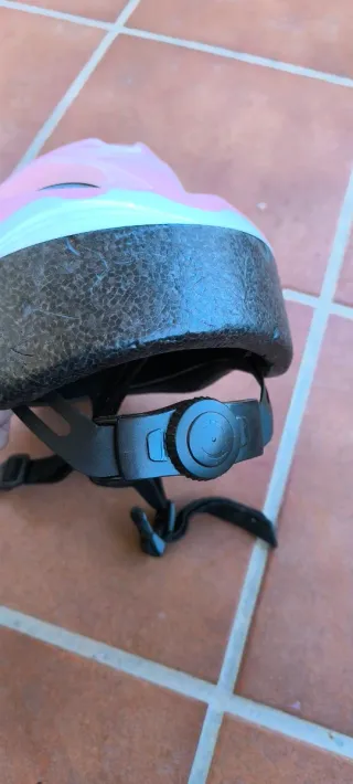 Casco infantil rosa con animales