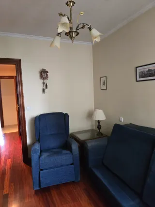 Mesita auxiliar y lámpara de mesa