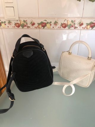 Dos bolsos: mochila negra y bolso blanco