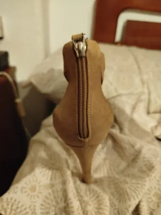 Sandalias de tacón beige y marrón