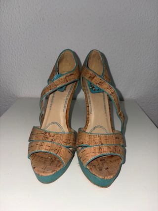 Tacones de corcho y tiras turquesa