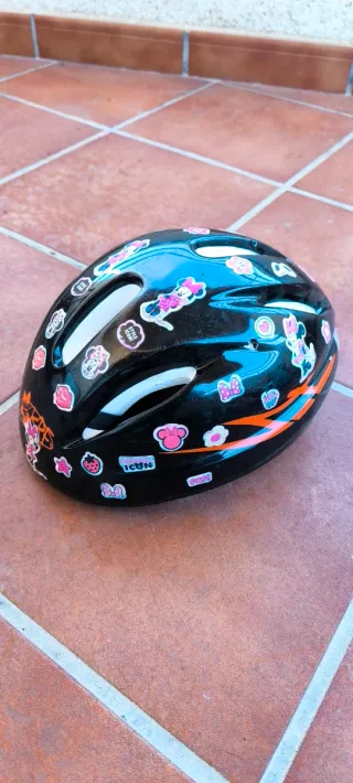 Casco infantil negro con pegatinas