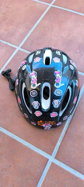 Casco infantil negro con pegatinas