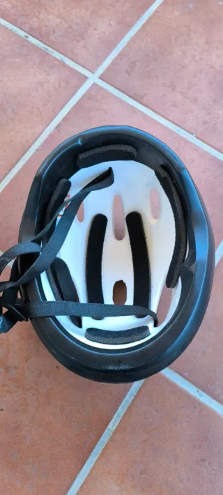 Casco infantil negro con pegatinas