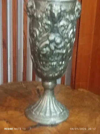 Vaso antico in peltro lavorato