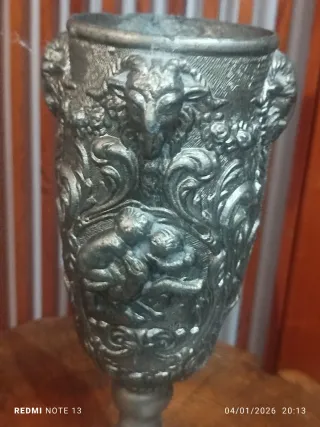 Vaso antico in peltro lavorato