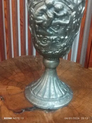 Vaso antico in peltro lavorato