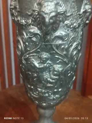 Vaso antico in peltro lavorato