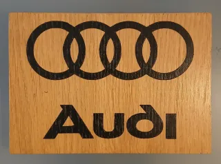 Escudo Audi pintado sobre madera