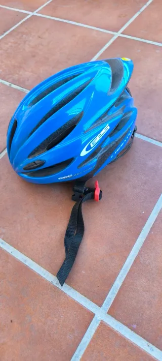 Casco de bicicleta azul