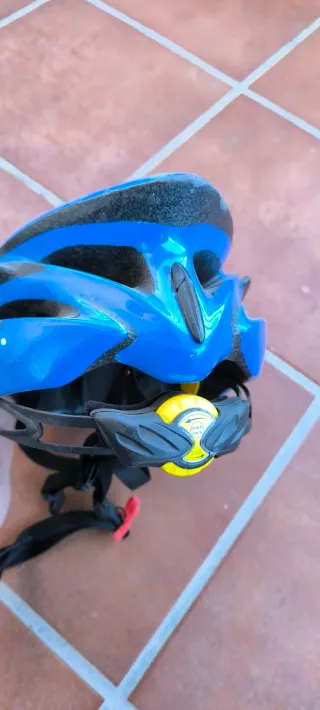 Casco de bicicleta azul