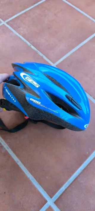 Casco de bicicleta azul