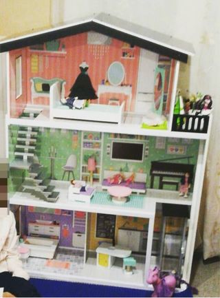 Casita de muñecas con accesorios