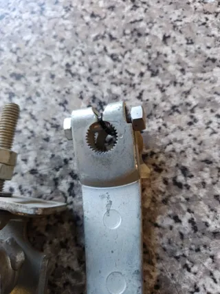 Tensor cadena Yamaha YBR 250 y leva de freno