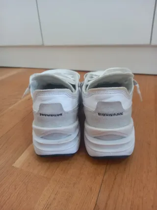 Zapatillas Nike grises y blancas