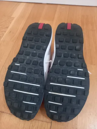 Zapatillas Nike grises y blancas