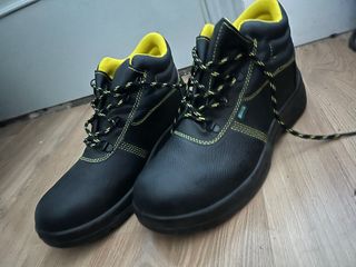 Botas de trabajo negras y amarillas