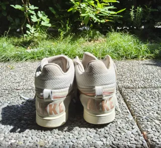 Scarpe Nike bianche, panna e rosa. Tg 40.5