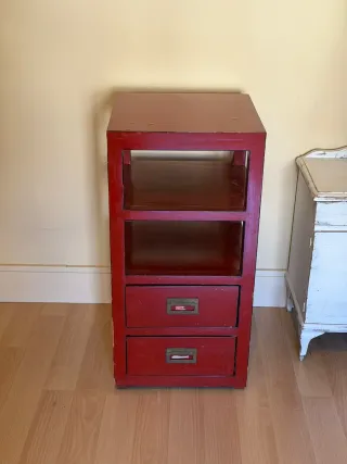 Mesa de noche / Estantería roja de madera