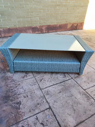 Tavolo da giardino in rattan e vetro