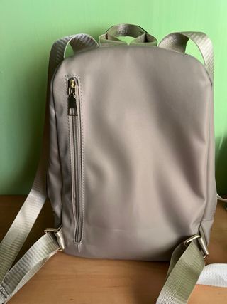 Mochila beige con bolsillos laterales